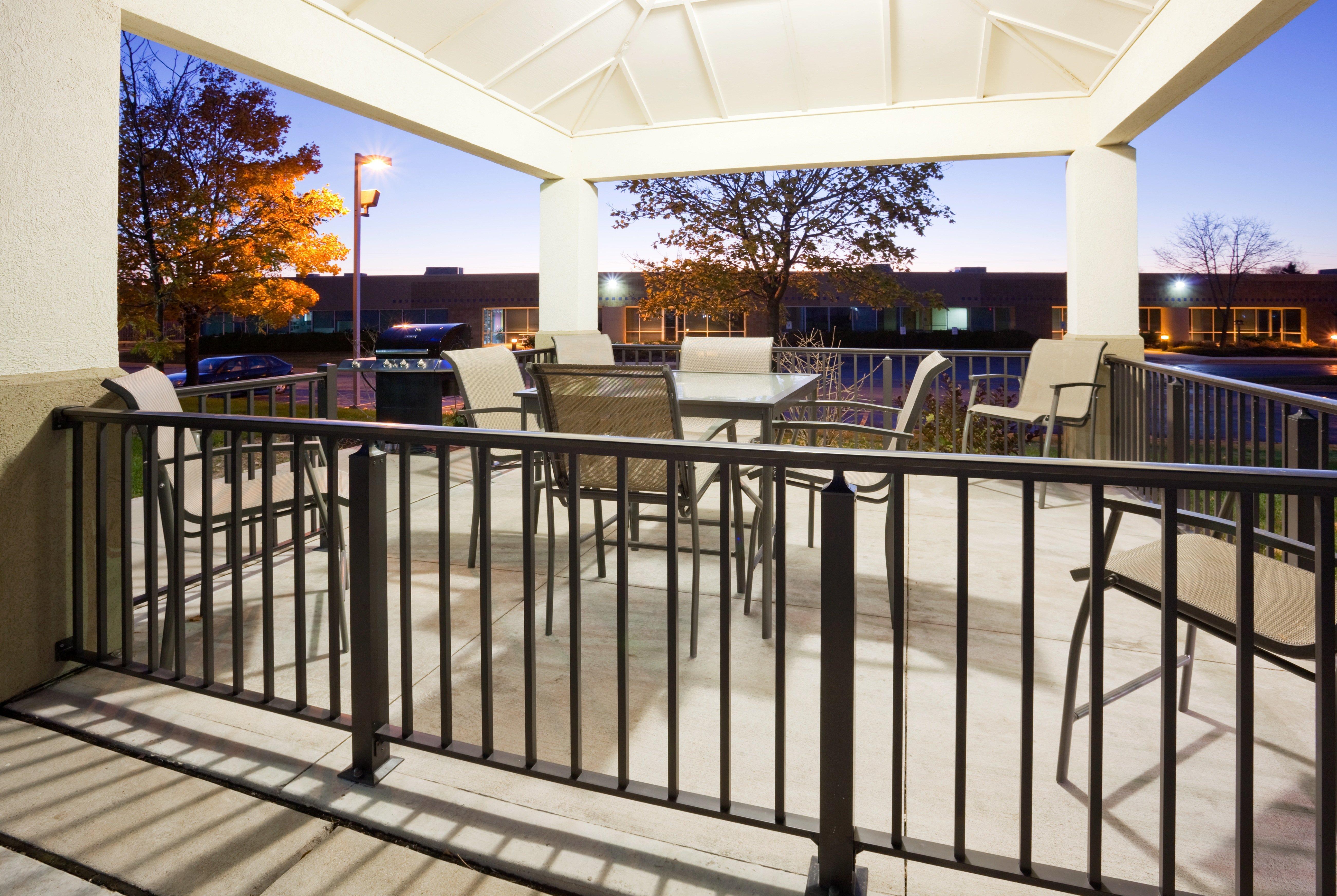 Candlewood Suites Milwaukee Brown Deer, An Ihg Hotel Exterior photo
